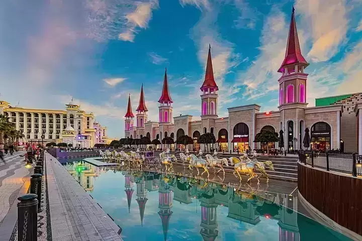 ما هي أفضل الفنادق في أنطاليا التي توفر دخولًا مجانيًا إلى أرض الأساطير؟