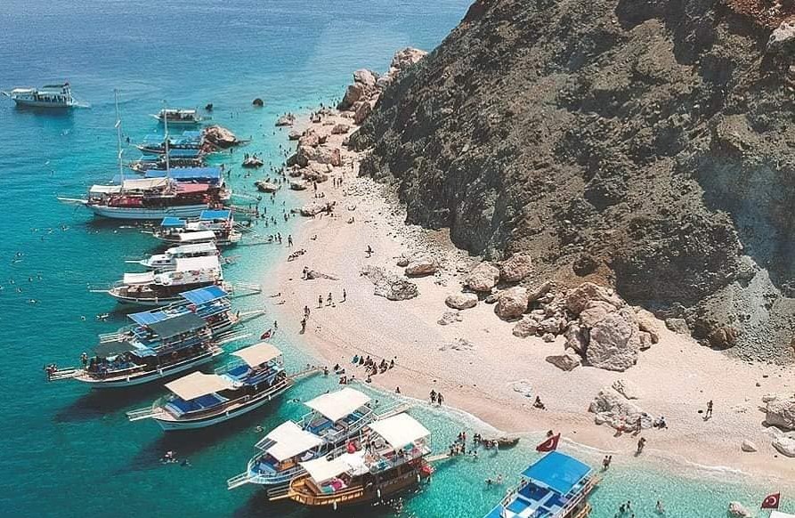 رحلة جزيرة سولوادا بالقارب